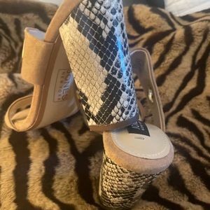 Jones New York. Sz5.5m Tan heels